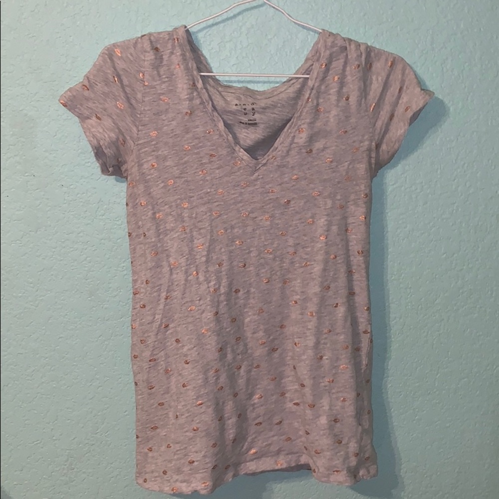v neck gray t-shirt